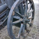 Il cannone davanti al monumento ai caduti