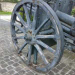 Il cannone davanti al monumento ai caduti