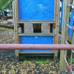 Giochi senza manutenzione. Le targhette dicono che ogni 6 mesi andrebbero trattati con prodotti per legno.