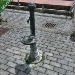 La fontanella dei giardinetti davanti alla piscina.