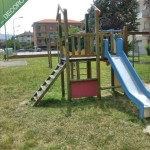 Area giochi davanti alla piscina: tetto e corrimano distrutti dal tempo...