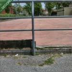 Tavole mancanti che mettono a nudo ferri pericolosi (forse la pista è provinciale, ma è una semplice tavola da rimettere...)