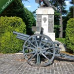 Il cannone davanti al monumento ai caduti